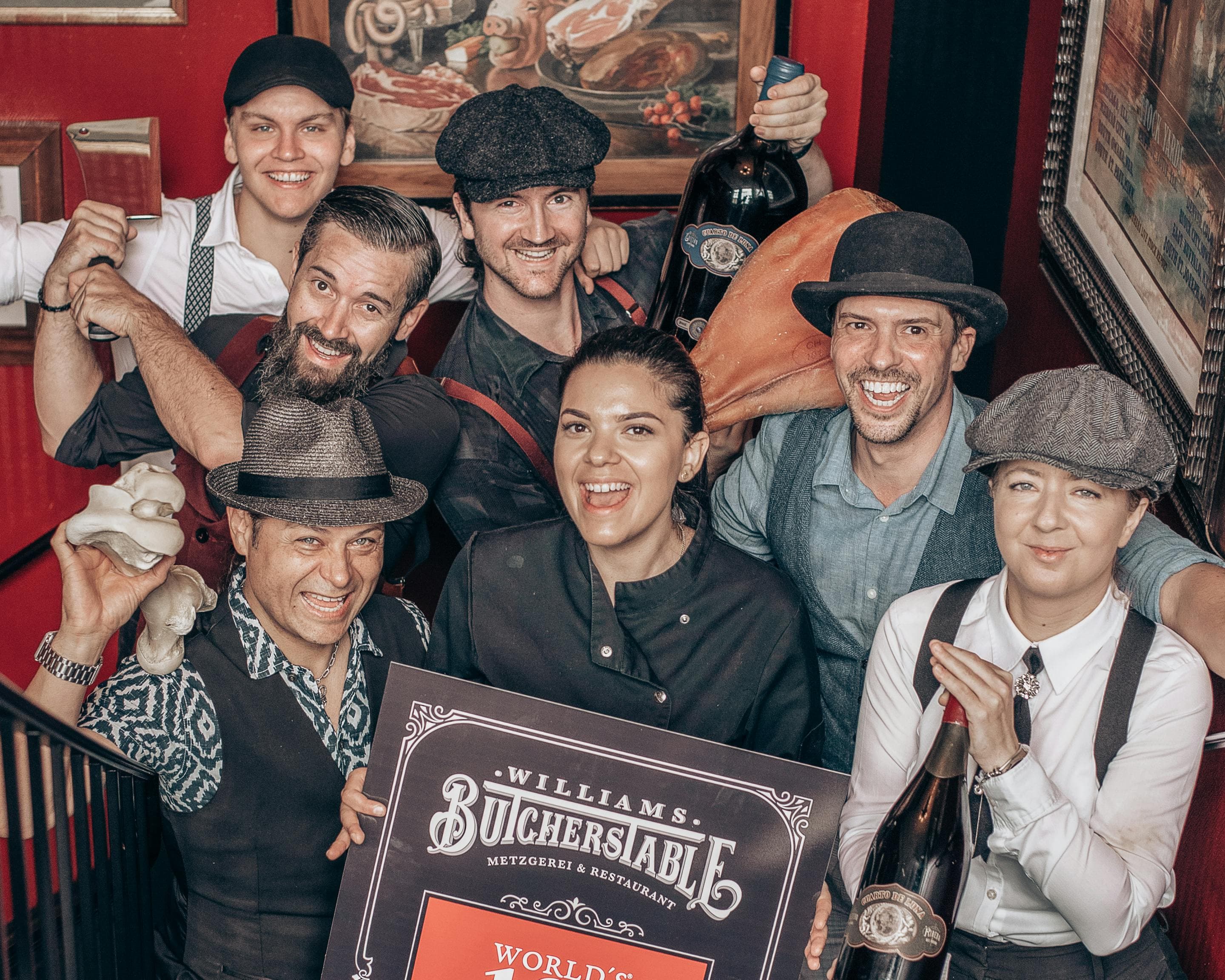Das Team im Lokal mit dem Schild von Williams ButchersTable