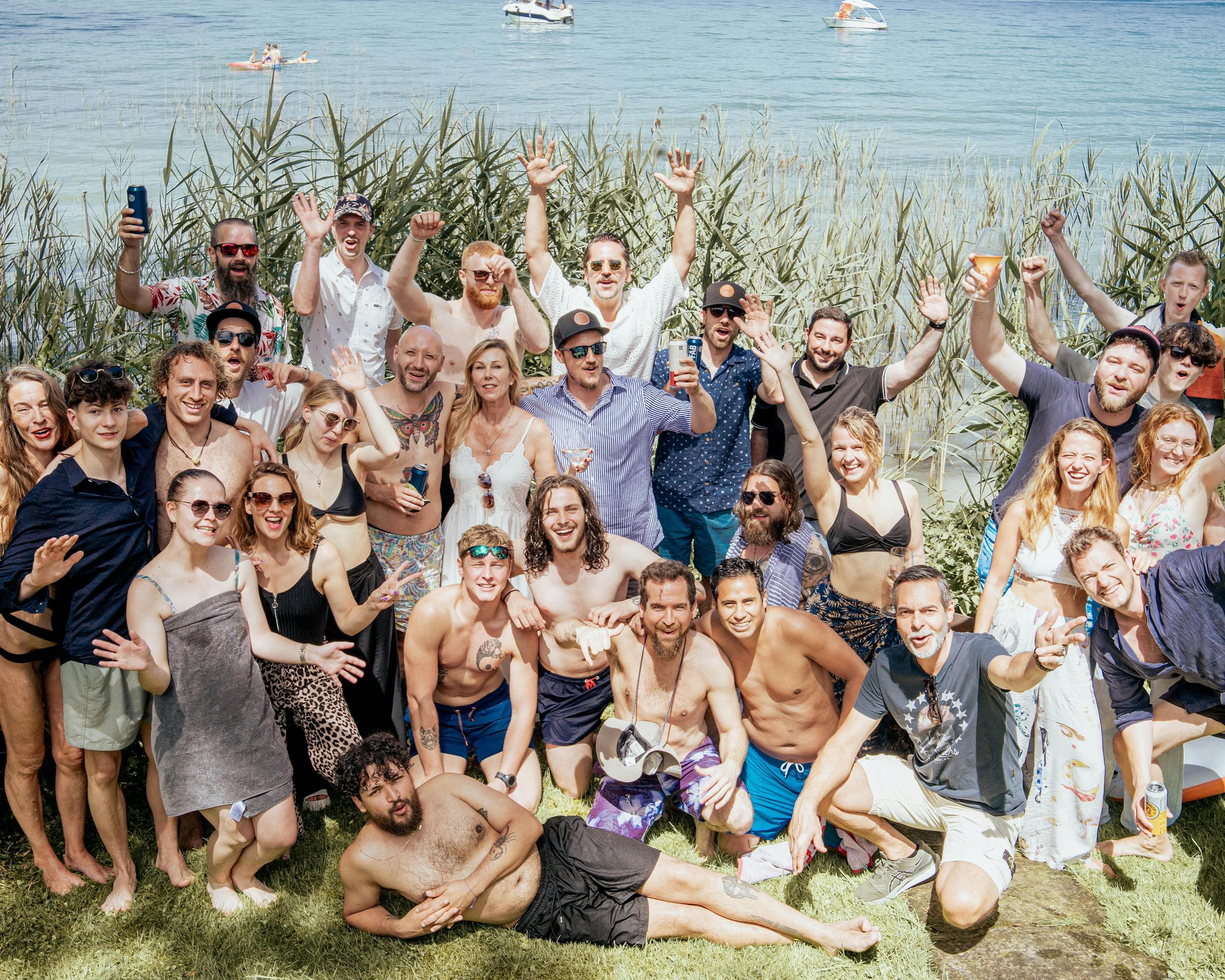 Grosse Teamgruppe bei einem Sommerfest am See