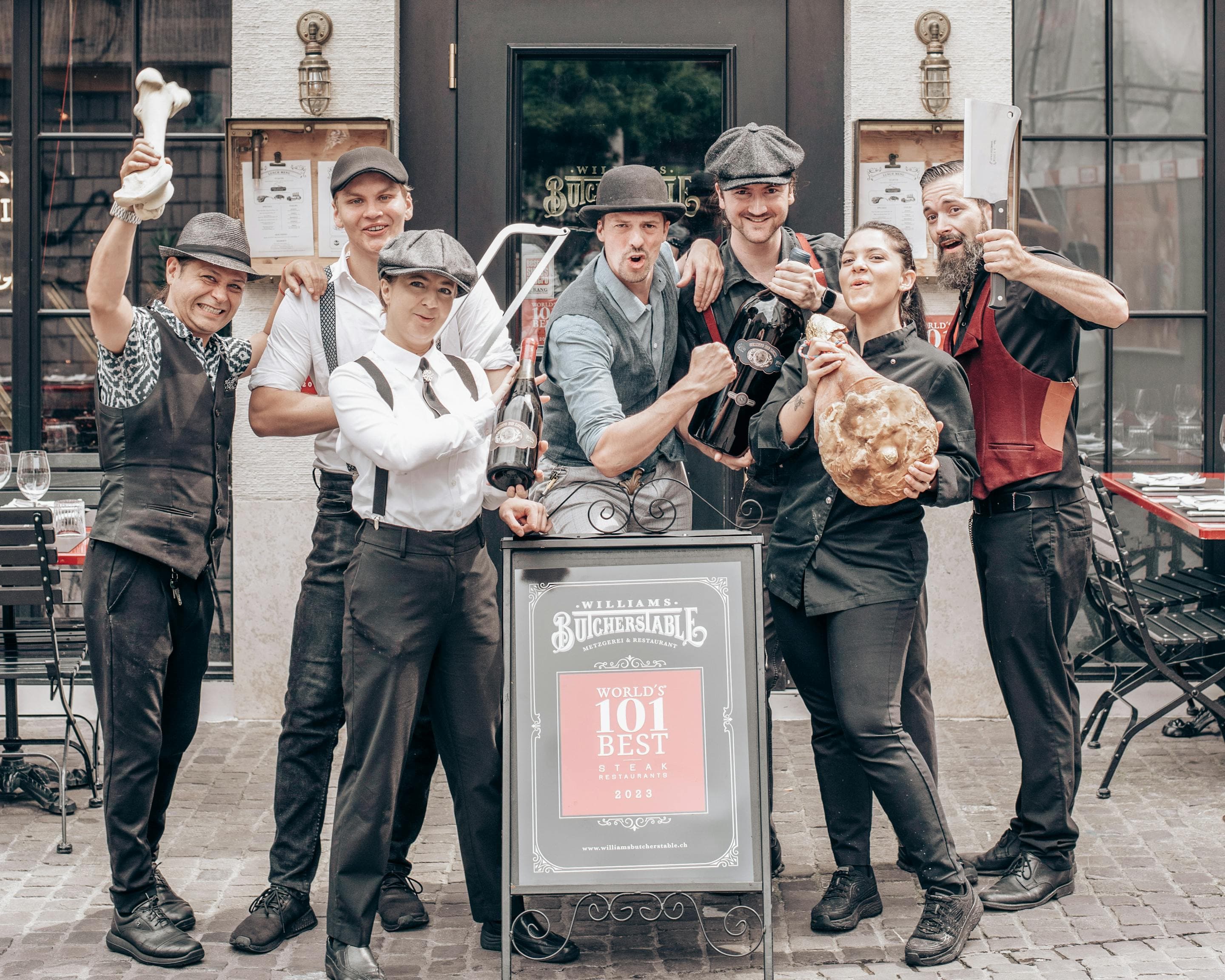 Das Team vor dem Lokal mit der Auszeichnung World’s 101 Best Steak Restaurants