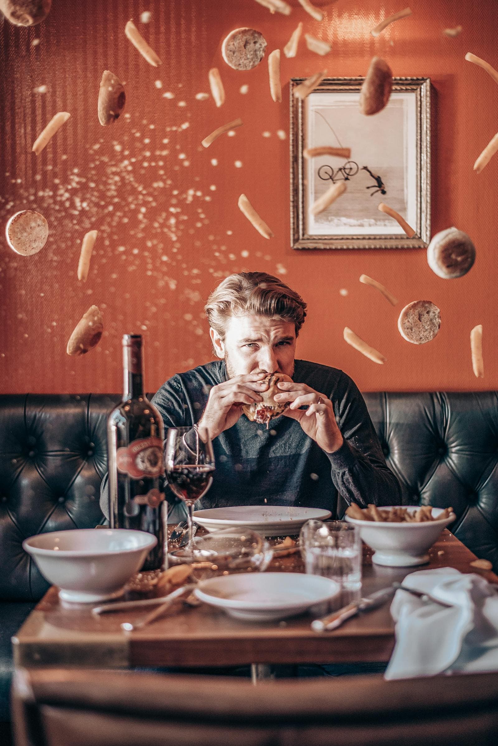 Gast beim Essen am gedeckten Tisch