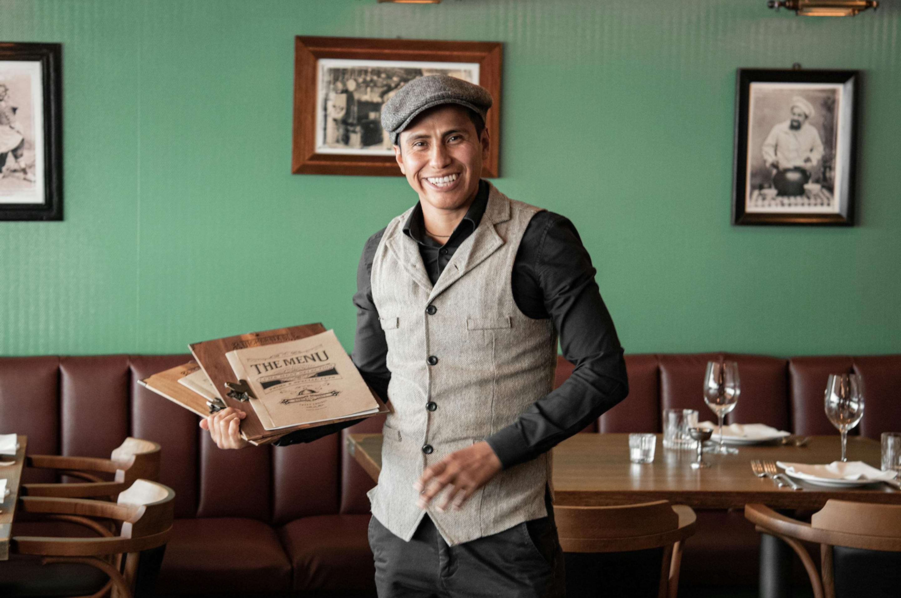 Servicemitarbeiter präsentiert eine Holzkiste im Restaurant